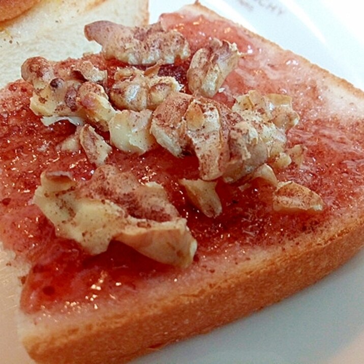 苺ジャムと胡桃とカカオシュガーのトースト